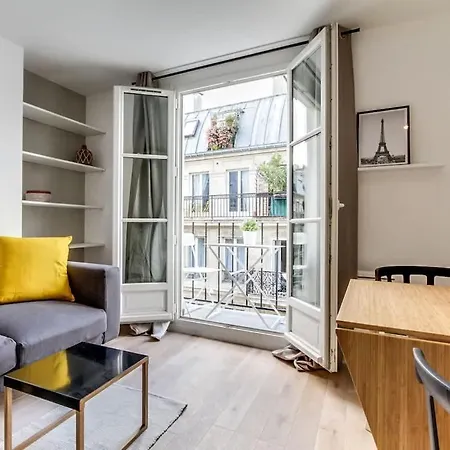 Cute 1 Bed With Balcony In The Heart Of The Marais Appartamento