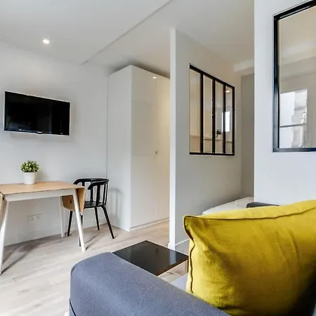 Cute 1 Bed With Balcony In The Heart Of The Marais Parigi